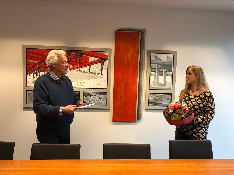 Frau Tanja Banken erhält Glückwünsche zum erfolgreichen Abschluss ihres Masterstudiums in Technischer Betriebswirtschaft bei Lütkenhaus