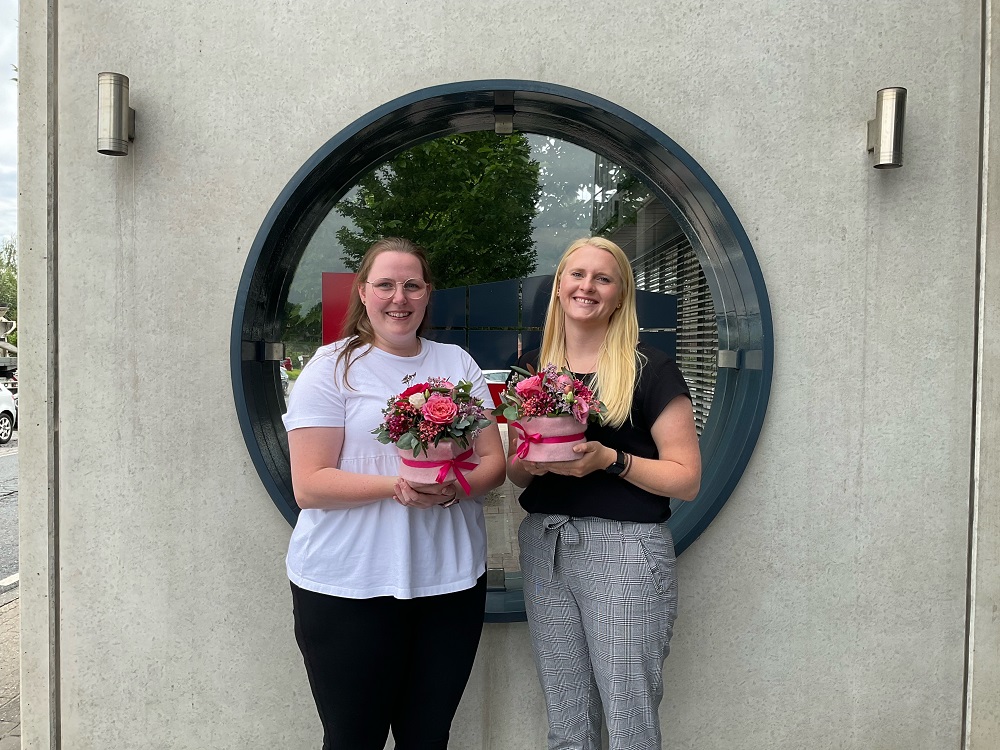 Lütkenhaus verabschiedet Jenny und Sina nach bestandener Ausbildung zur Industriekauffrau