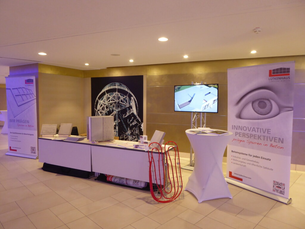 Teilnehmer des Bausymposions 2019 von Lücking und Lütkenhaus im Konferenzsaal während der Fachvorträge zu Thermowänden und energieeffizientem Bauen