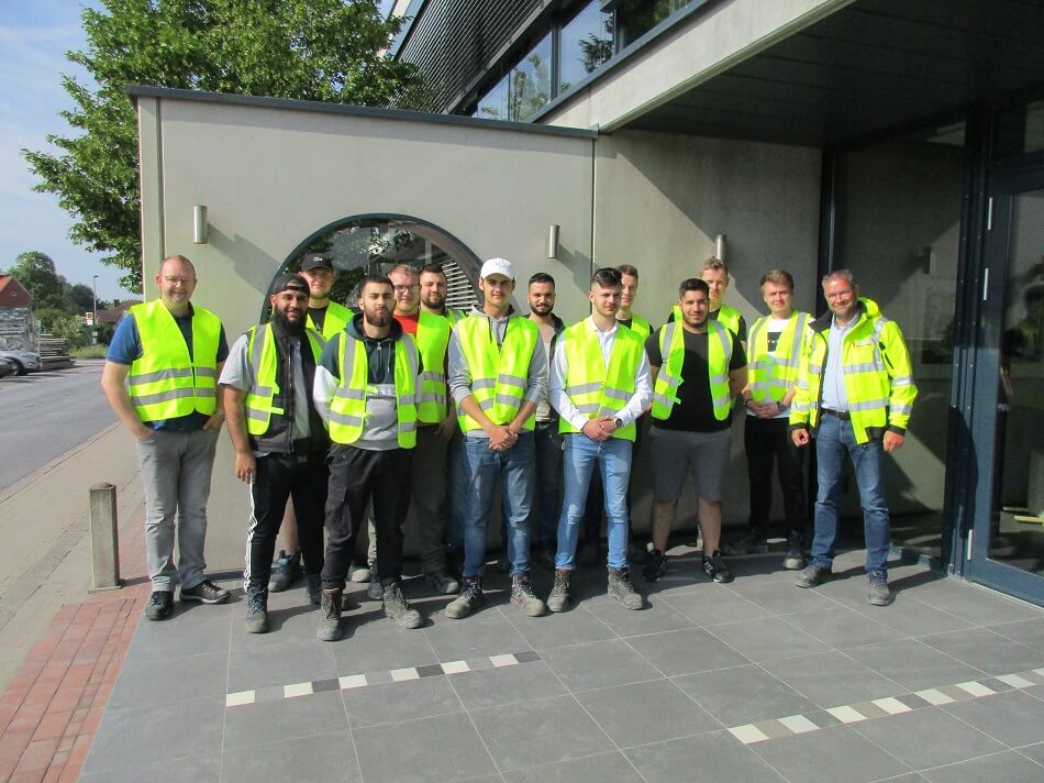 Besuch von Betonfertigteilbauer-Azubis des Wilhelm-Emmanuel-von-Ketteler-Berufskollegs bei Lütkenhaus mit Führung durch die Produktionsanlagen