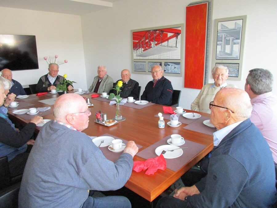 Ehemalige Mitarbeiter der Firma Lütkenhaus beim gemütlichen Beisammensein mit Kaffee und Kuchen während des Ehemaligentreffens