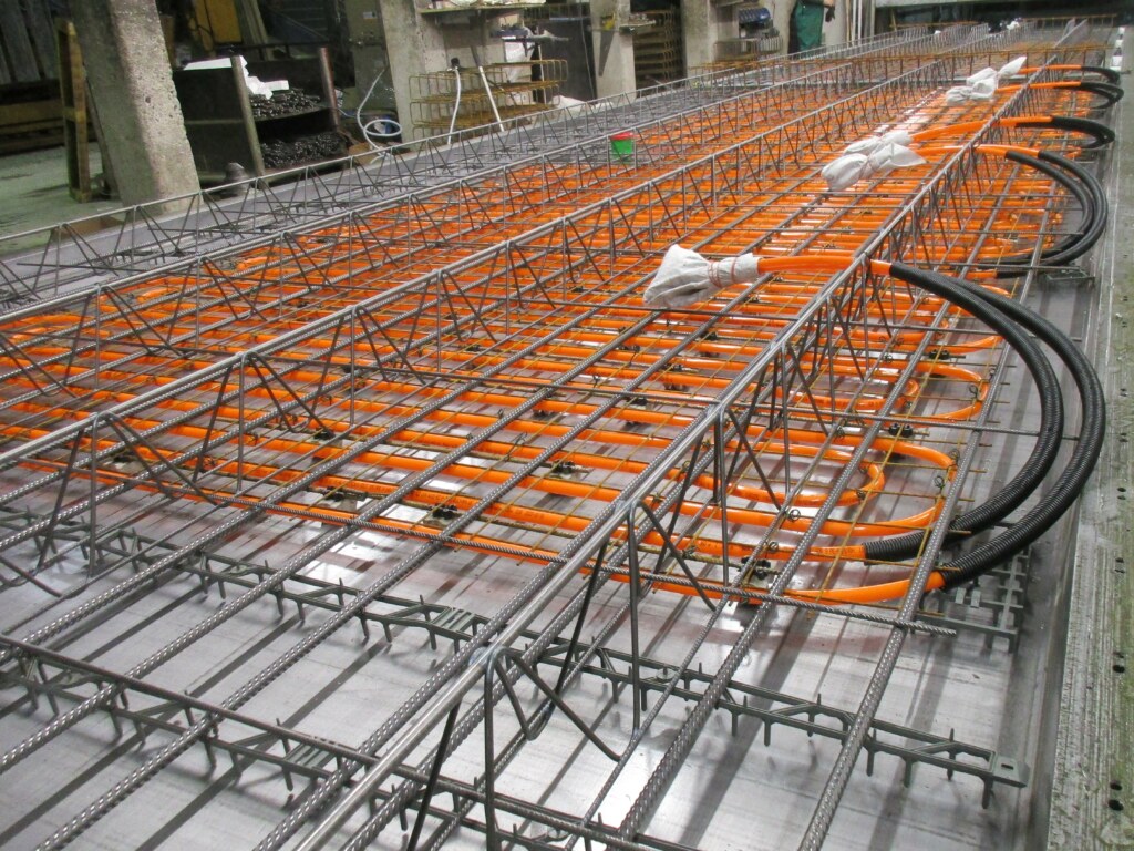 LTKH®-Klimadecken von Lütkenhaus mit werkseitig integrierter Flächenheizung – vorgestellt in der BetonWerk International
