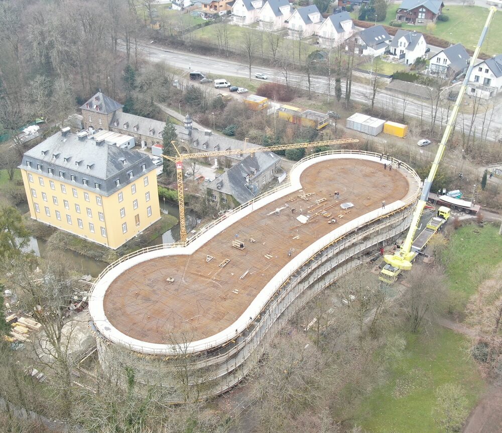 Luftbild der im Bau befindlichen Schlossklinik Lindlar mit geschwungenen Betonfertigteilen