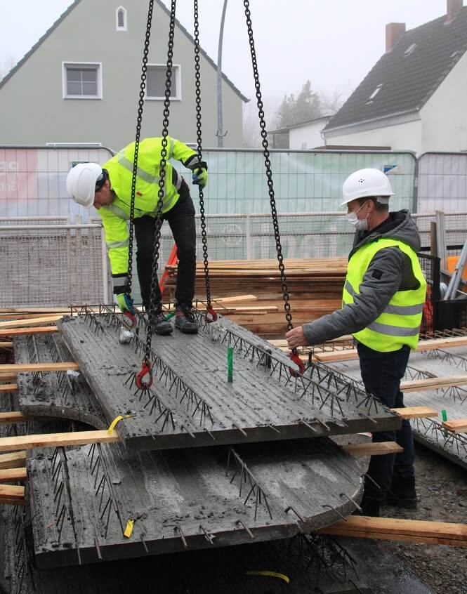 Einbau der werkseitig vorgefertigten Lütkenhaus-Klimadecken mit aquatherm black system im 3D-gedruckten Wohnhaus in Beckum