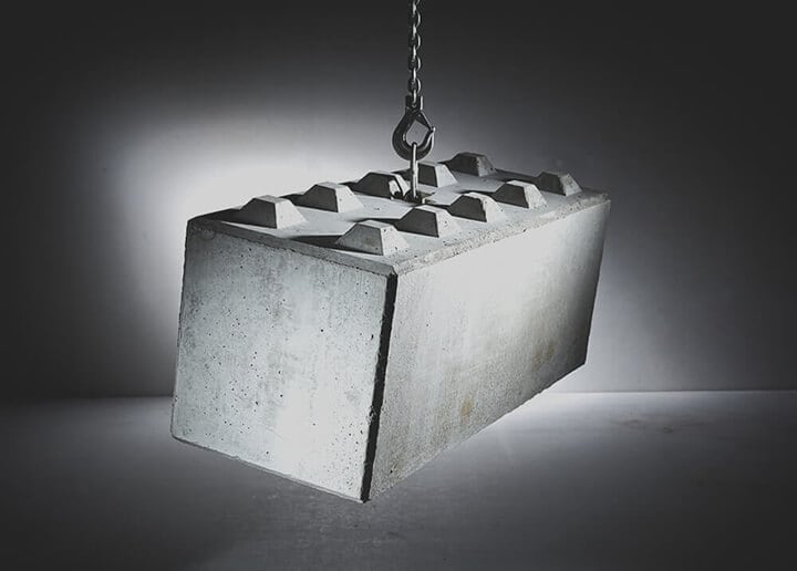 Sonderanfertigung: massiver Betonblock im Design eines übergroßen LEGO-Steins – gefertigt von Lütkenhaus