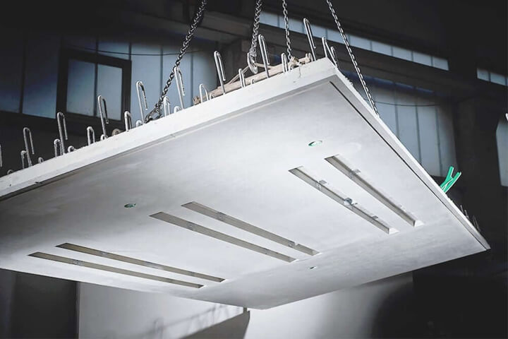 Betonfertigdecke von Lütkenhaus bei der Verladung – schnelle Montage und hohe Tragfähigkeit für den Rohbau