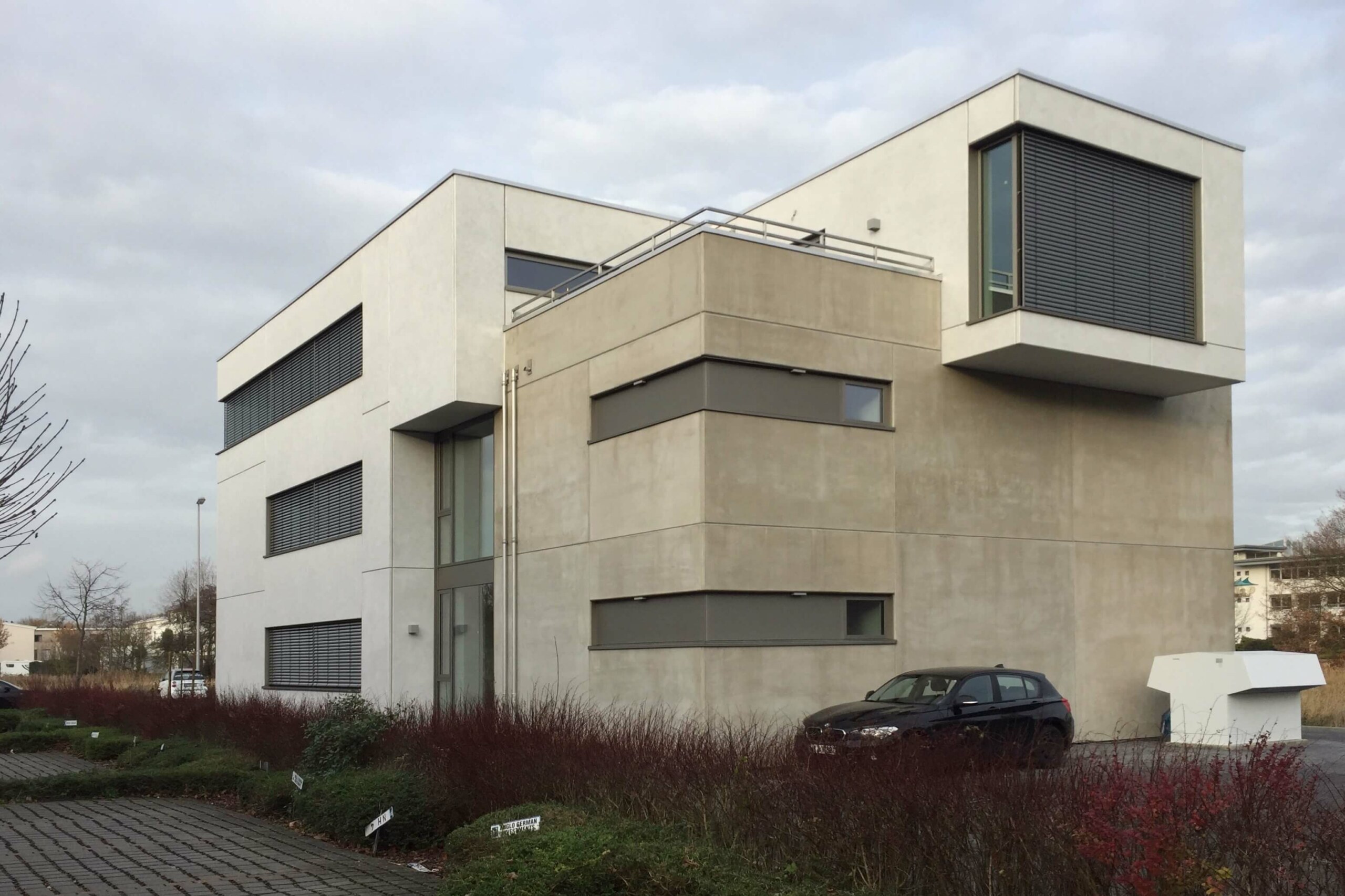 Modernes Bürogebäude mit Architektenwohnung in Bremen-Oberneuland – vollständig aus Betonfertigteilen mit sichtbaren Oberflächen von Lütkenhaus gefertigt