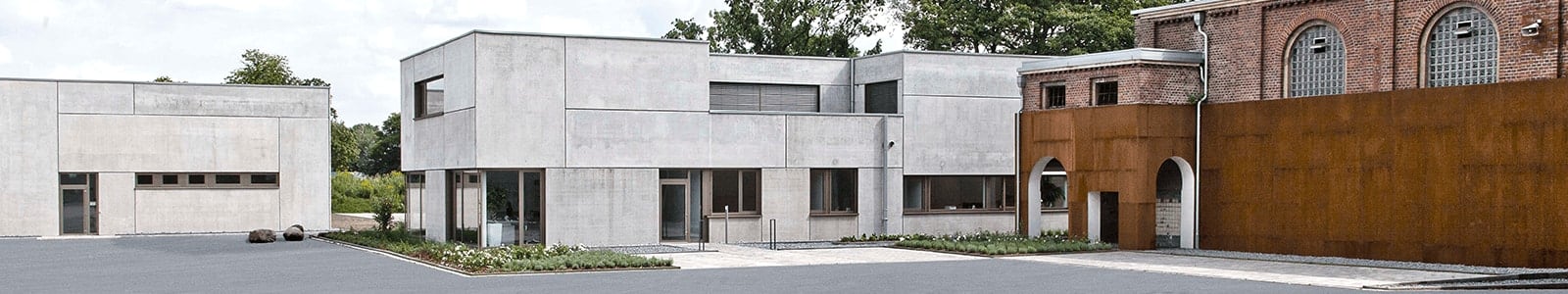 Hochwertige Betonfertigteilwand von Lütkenhaus – präzise vorgefertigt für schnelle Montage auf der Baustelle