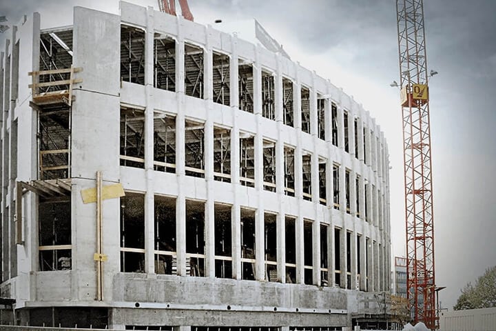 LTKH®-Lochfassade von Lütkenhaus – vorgefertigtes Betonfassadenelement mit regelmäßigen Fensteröffnungen für wirtschaftliches und architektonisch anspruchsvolles Bauen