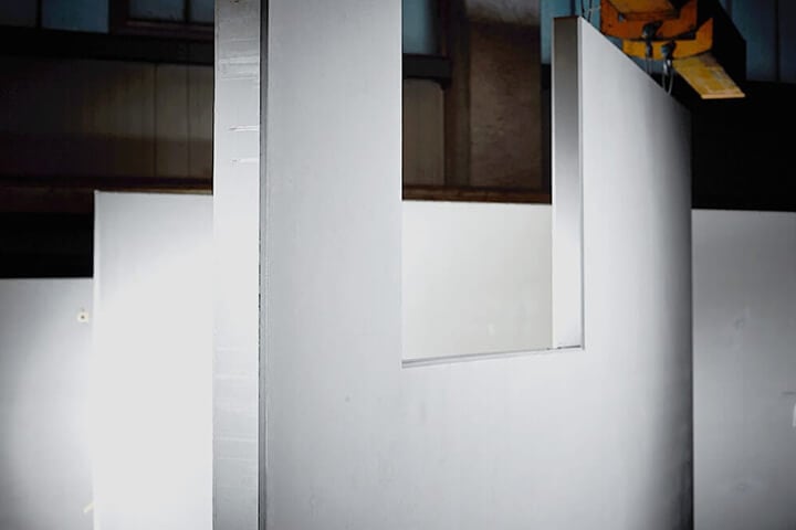 LTKH®-Massivwand von Lütkenhaus – werksgefertigtes Wandelement mit integrierter Bewehrung und schalungsglatten Oberflächen für schnellen Einbau ohne Ortbeton