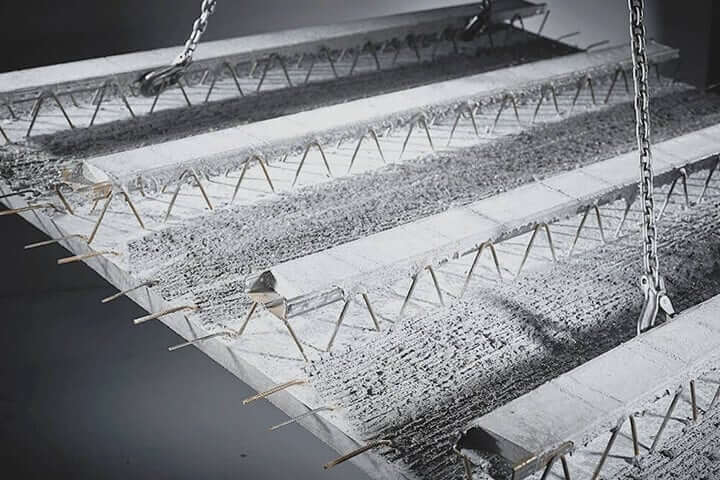 LTKH®-Montaquickdecke von Lütkenhaus – Betondecke mit integrierten Gitterträgern für unterstützungsfreie Verlegung auf der Baustelle