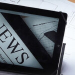 Arbeitsplatz bei Lütkenhaus GmbH mit Helm, Plänen und Tablet, spezialisiert auf maßgenaue Beton Fertig-Bauteile wie Wände und Decken.