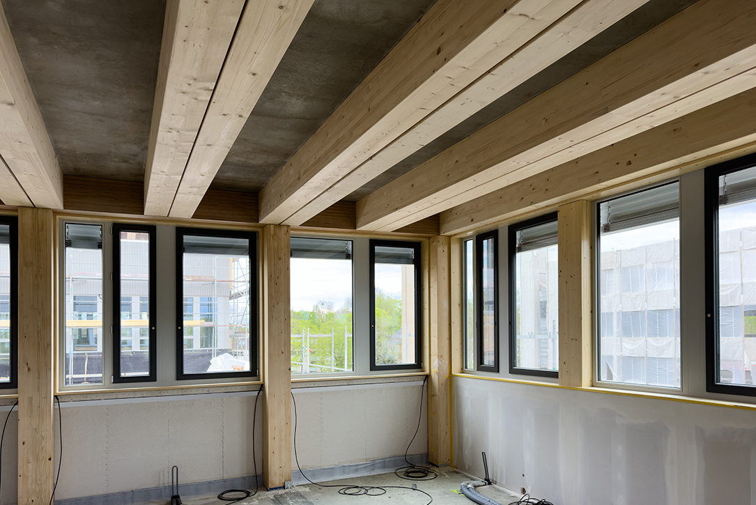 Innenansicht einer Holz-Beton-Verbunddecke von Lütkenhaus GmbH, Spezialist für Beton-Fertigteilbau; modern und präzise verarbeitet.