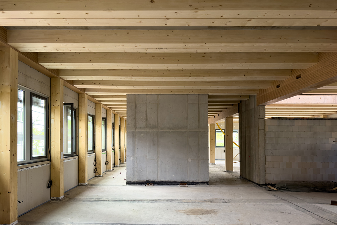 Innenansicht eines Gebäudes mit Holz-Beton-Verbunddecke, gefertigt von Lütkenhaus GmbH, Spezialist für Beton-Fertigteile.